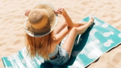 JEDAN IZGURA CELO LETOVANJE Stručnjaci pojasnili da li treba prati peškir za plažu kada smo na moru