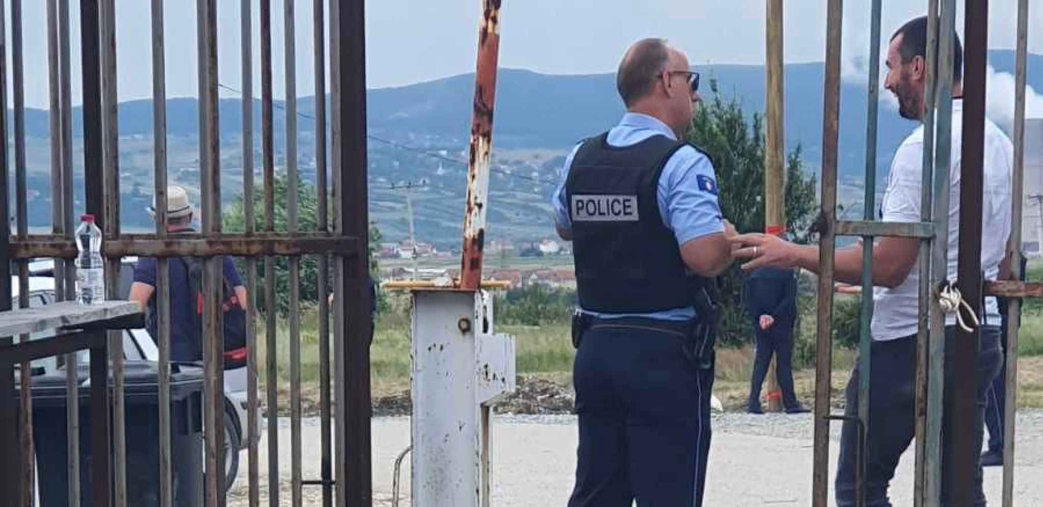 SRBIMA NE DAJU DA ZAPALE SVEĆE ZA KOSOVSKE MUČENIKE Kurtijeva policija teroriše naš narod na Vidovdan