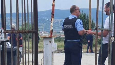 SRBIMA NE DAJU DA ZAPALE SVEĆE ZA KOSOVSKE MUČENIKE Kurtijeva policija teroriše naš narod na Vidovdan