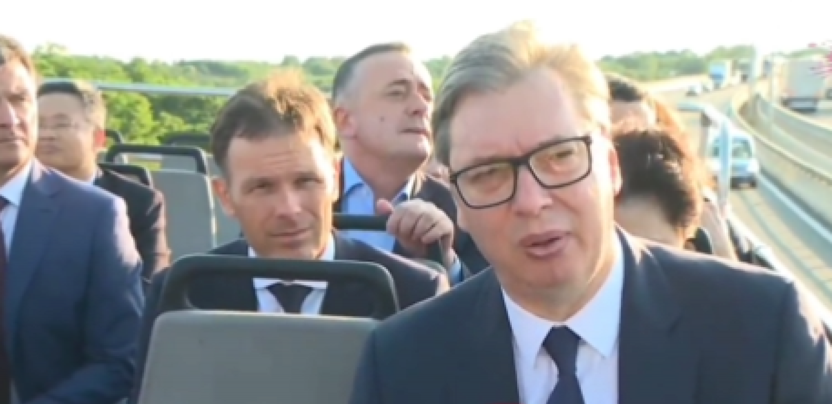 DOK VUČIĆ GRADI PUTEVE , OPOZICIJA IH BLOKIRA "To je izraz očaja, neznanja...!" (VIDEO)
