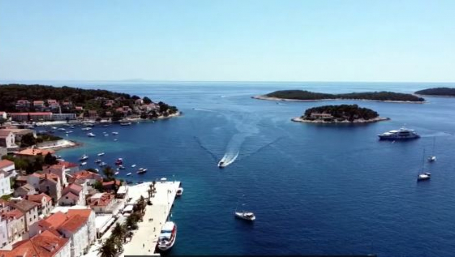 HOROR NA JADRANU Gliser naleteo na ženu na hrvatskoj plaži, propeler joj uhvatio nogu