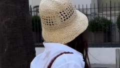 NEKADA REZERVISANA SAMO ZA PLAŽU, A SADA SASTAVNI DEO SVAKOG STAJLINGA Ovaj model torbe je vodeći trend među influenserkama