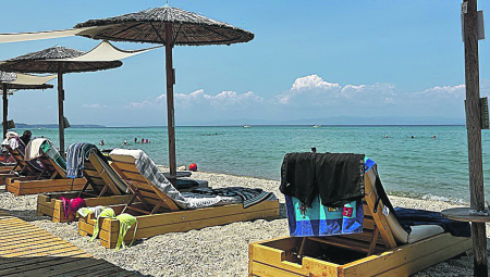 JEDAN DAN BESPLATNO, DRUGI DAN PAPRENO Cene ležaljki na albanskim plažama poput LUTRIJE