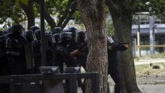 UBILI ČOVEKA GUMENIM METKOM? Uhapšena petorica policajaca u Marseju!