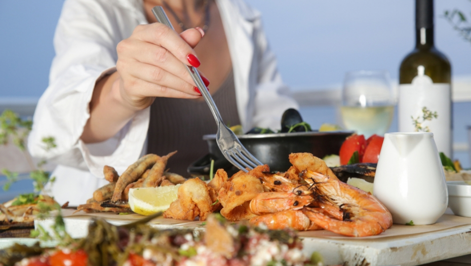 "PARADAJZ TURISTI" PONOVO NA UDARU Bukti "rat" Srba na mrežama, "dižete kredite da jedete jastoga, a kod kuće paštetu"