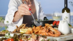 "PARADAJZ TURISTI" PONOVO NA UDARU Bukti "rat" Srba na mrežama, "dižete kredite da jedete jastoga, a kod kuće paštetu"