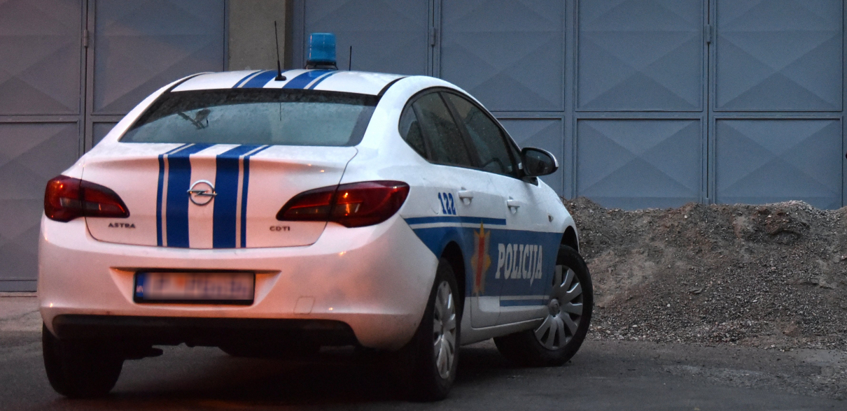 PAZITE KAKO RAZGOVARATE SA SVOJOM DECOM NA JAVNOM MESTU Srbin u Budvi kažnjen sa 500 evra
