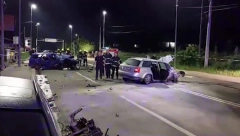 TEŠKA NESREĆA KOD PLAVOG MOSTA Čovek leži na putu, auto prevrnut na krov, hitna pomoć na licu mesta