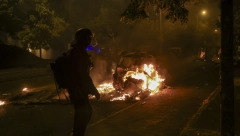 PUCAO IZ PUŠKE POLICAJCIMA U PREPONE I NOGE! "Pređena crvena linija" na protestima u Francuskoj!
