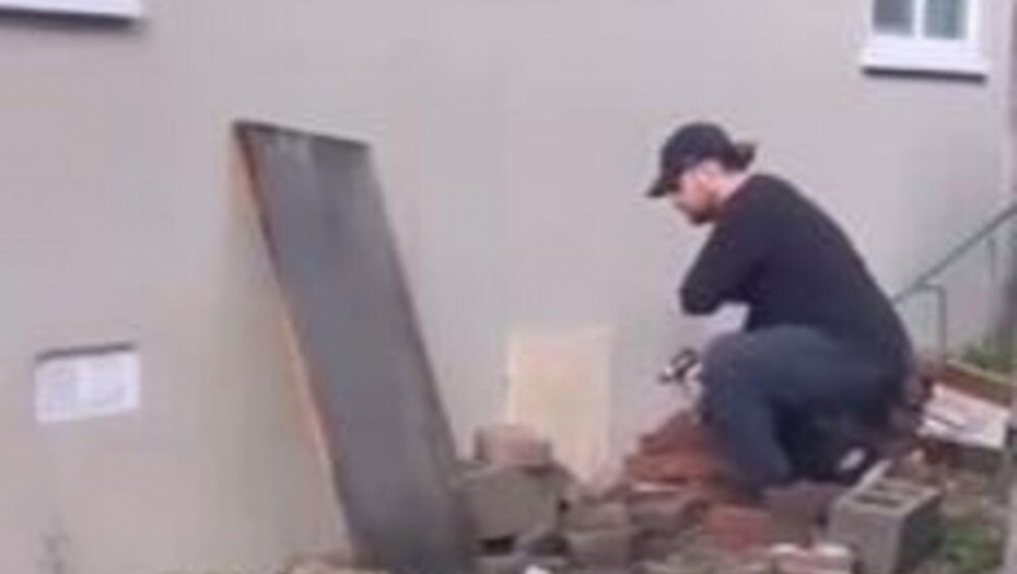ČUO JE ZVUK IZ PODRUMA I MOMENTALNO REŠIO DA SRUŠI ZID Kada je video šta izlazi u sekundi je pobegao (VIDEO)