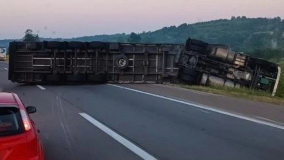 PREVRNUO SE KAMION KOD MALOG POŽAREVCA Velika gužva na autoputu (VIDEO)
