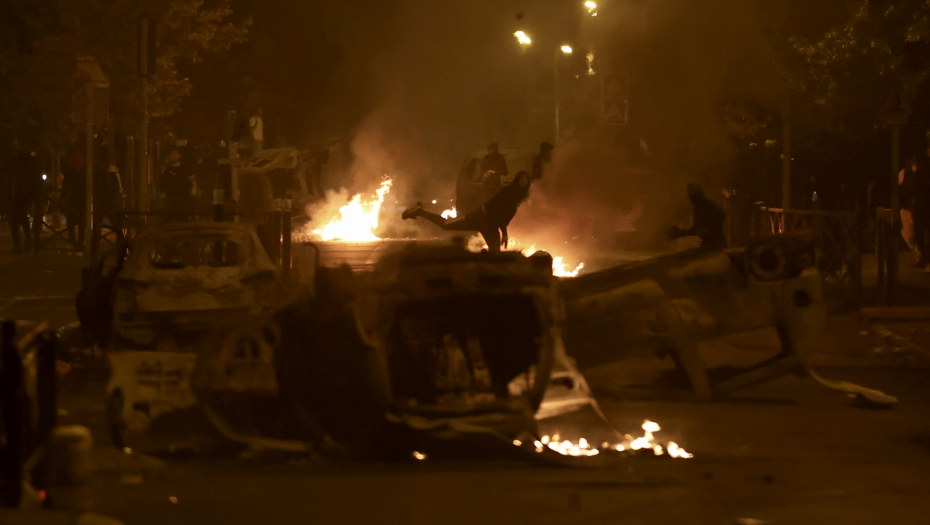 VANREDNO STANJE U FRANCUSKOJ? Rat na ulicama, suzavci i molotovljevi kokteli (FOTO)