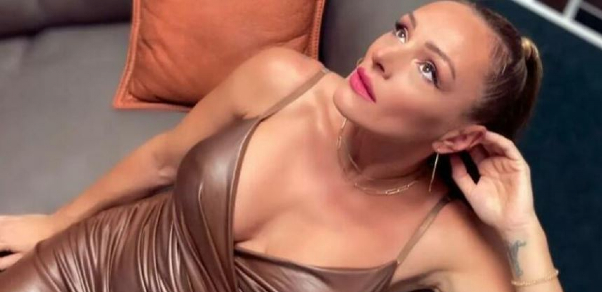 ANABELA ATIJAS ZAPALILA BEOGRAD! Pevačica u uskoj lateks haljini otkrila sve atribute, a evo šta joj je Luna poručila!