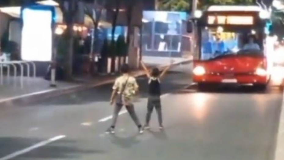 UŽASNA SCENA U BEOGRADU Deca imitiraju opozicionare, pokušali da blokiraju saobraćaj, nekon će da pogine!