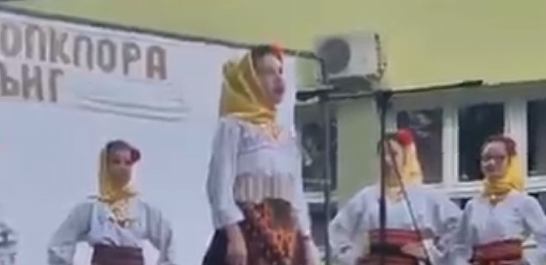 DEVOJČICA RASPLAKALA SVE PRISUTNE Ponosno je stajala i pevala "Junake sa Košara" i "Božure" (VIDEO)