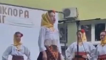 DEVOJČICA RASPLAKALA SVE PRISUTNE Ponosno je stajala i pevala "Junake sa Košara" i "Božure" (VIDEO)