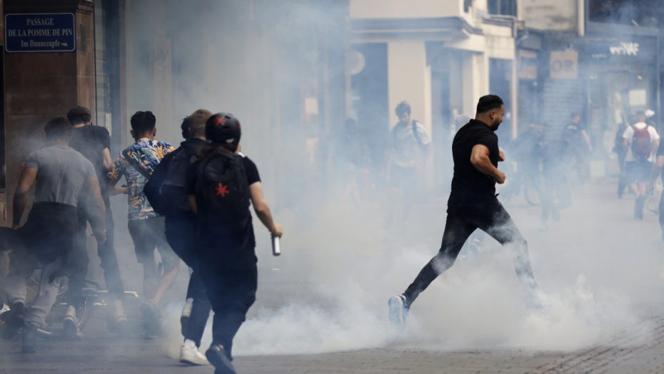 ELITNE JEDINICE NA ULICAMA, LETE HELIKOPTERI ŽANDARMERIJE Nastavlja se haos u Francuskoj, demonstranti uglavnom maloletni (FOTO/VIDEO)