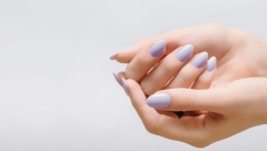 EFEKAT SUVOG LUKSUZA NA NOKTIMA Boja lavande kao gorući manikir trend ovog leta