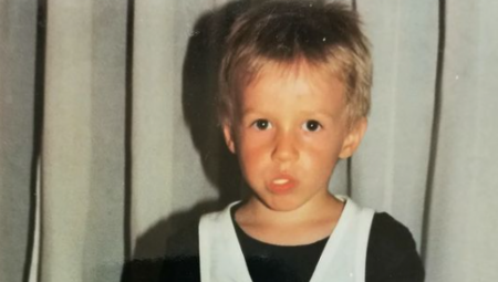 DA LI PREPOZNAJETE DEČAKA SA FOTOGRAFIJE On danas osvaja sva ženska srca i sin je legendarnog srpskog glumca