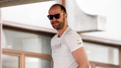EVO ZBOG ČEGA JE PRETUČEN DARKO KOSTIĆ! Devetnaestogodišnjak tvrdi da ga je modni kreator zarobio u stanu, došlo i do pesničenja!