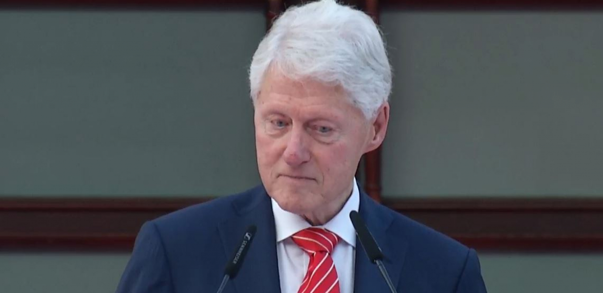 VIC DANA Posle turneje po SAD, Bil Klinton se vraća kući sa dva praseta...