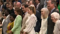 ŠTA MIRKA OBUČE NA SEBE... Košmar za gospođu Federer: Prvo se naljutila na Rodžera, a sad je ceo svet proziva zbog haljine (FOTO)