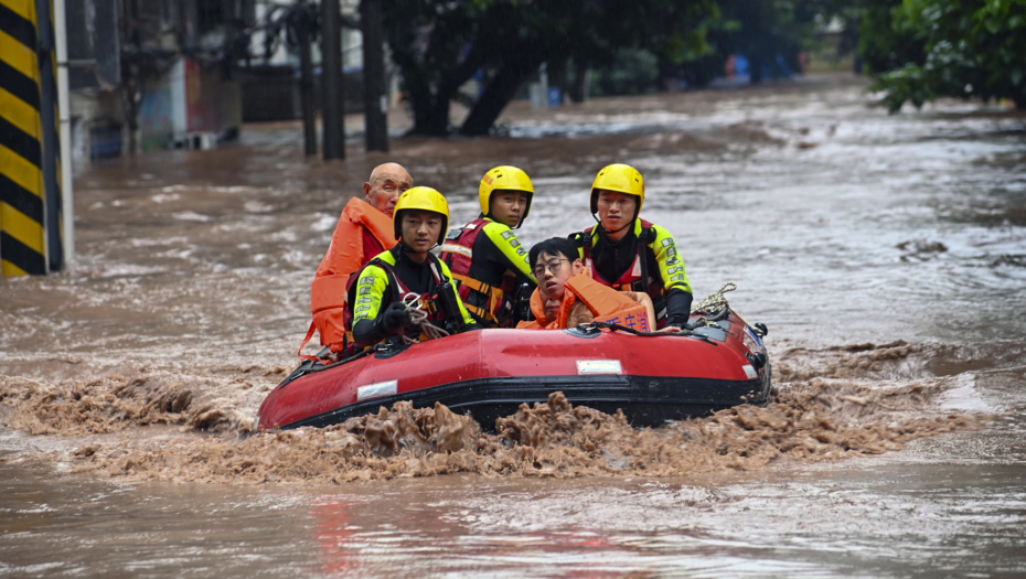 STRAVIČNE POPLAVE U KINI Najmanje četovoro ljudi poginulo, kiša pada već 24 sata