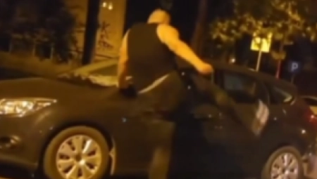 SRAMAN SNIMAK SA KARABURME Čovek brutalno šutira automobile na parkingu (VIDEO)