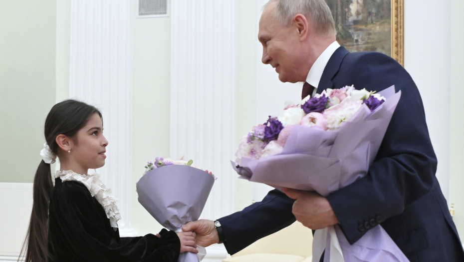 POKAZAO NEŽNU STRANU Putin dočekao u Kremlju devojčicu koja mu se pridružila u jednom neobičnom pozivu (FOTO)