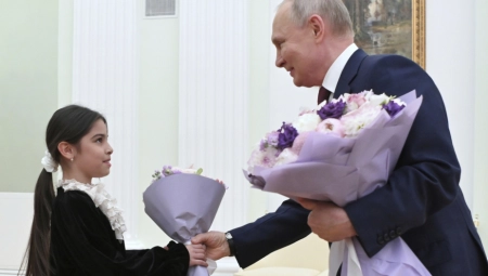POKAZAO NEŽNU STRANU Putin dočekao u Kremlju devojčicu koja mu se pridružila u jednom neobičnom pozivu (FOTO)