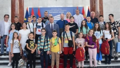Predsednik Mirović ugostio mališane sa Kosova i Metohije (FOTO)