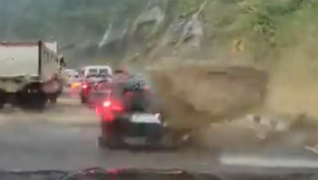 OGROMNA STENA PALA NA DVA AUTOMOBILA Stravična nesreća u Indiji (VIDEO)