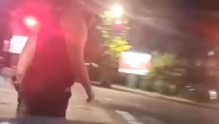 "TAJ MANIJAK JE JUČE PROBAO DA ME NAPADNE NA SLAVIJI, NEKIM DEVOJKAMA JE OTKINUO RETROVIZOR" Šutirao je automobile na Karaburmi, a sad...