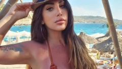 U SLAVU „SKUDETA“ Bujna Napolitanka s letovanja pokazuje tetovaže, a i malo više od toga