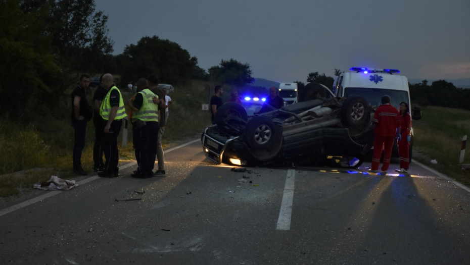 VOZAČ POGINUO NA LICU MESTA U BOLJEVCU! Teška saobraćajna nesreća, automobil se prevrnuo na krov