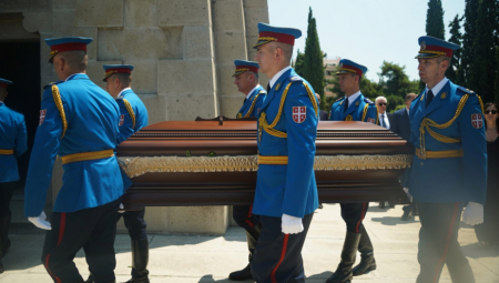 SAHRANJEN JUNAK SA ZEJTINLIKA Deda Đorđe ispraćen uz himnu “Bože pravde” (FOTO/VIDEO)