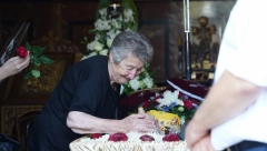 PRIZOR KOJI SLAMA SRCA Večna ljubav: Udovica Svetlana se u suzama oprašta od Đorđa Mihailovića (VIDEO)