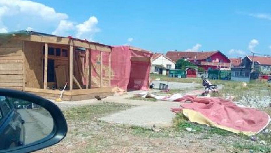 Iscepana na paramparčad: "Patriote" bacile državnu zastavu, sad je režu i koriste kao suncobran