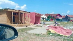 Iscepana na paramparčad: "Patriote" bacile državnu zastavu, sad je režu i koriste kao suncobran