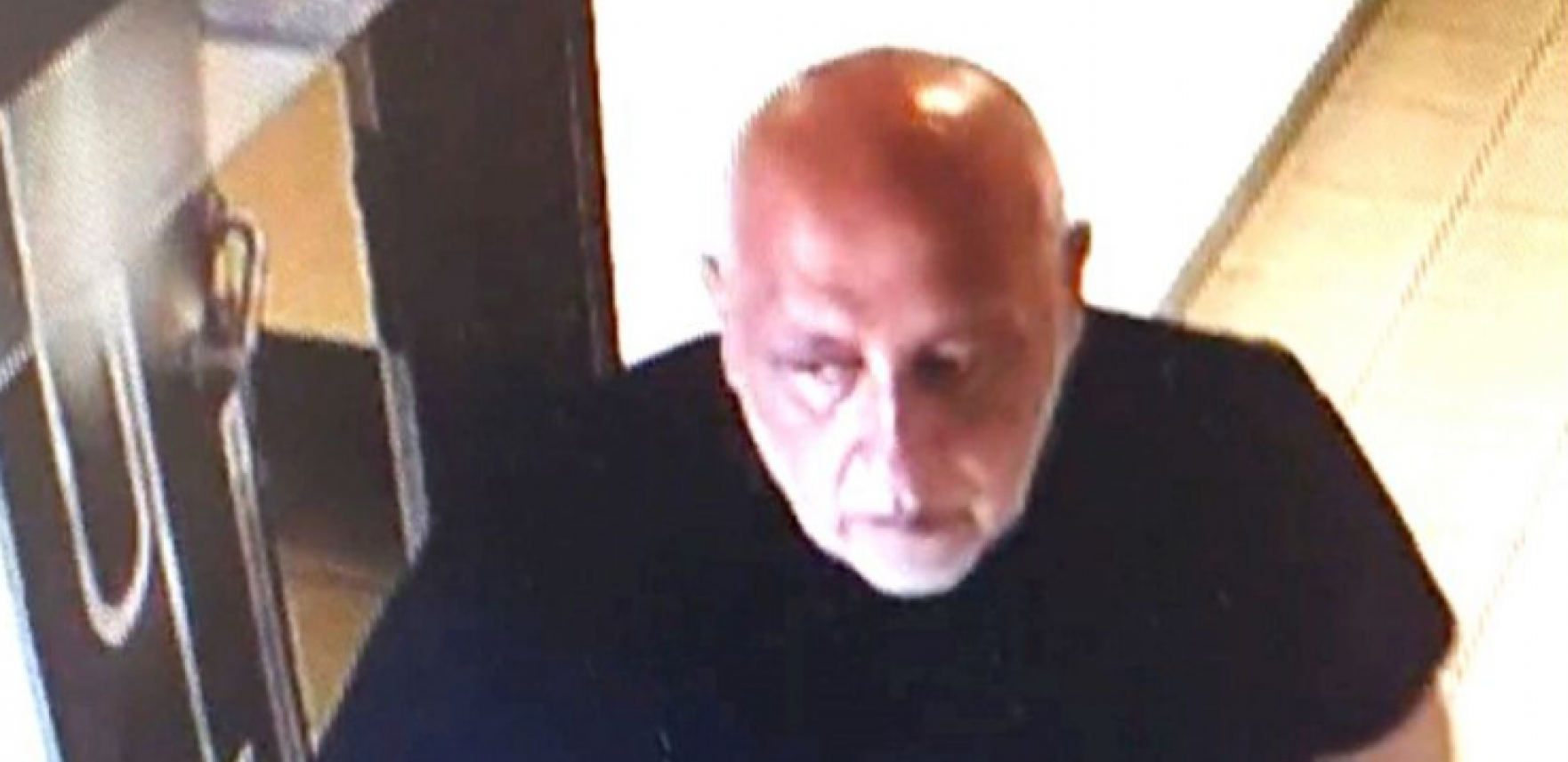 AKO VIDITE ČOVEKA SA SLIKE ODMAH ZOVITE POLICIJU Počinio je više krivičnih dela u Novom Sadu