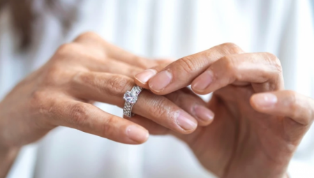 ŽENA PRONAŠLA IZGUBLJENI VERENIČKI PRSTEN NAKON 54 GODINE Kada vidite gde je bio, ostaćete bez teksta!