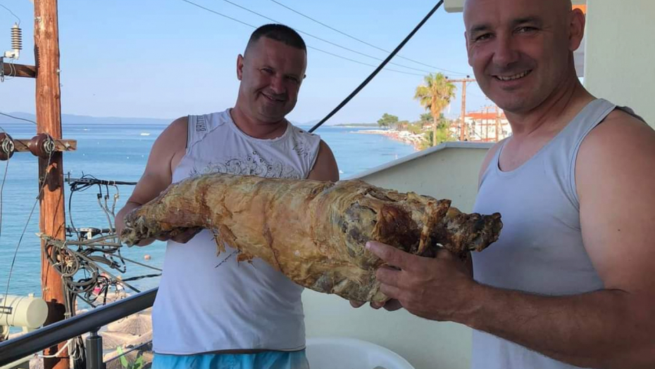 PEČENJE BOLJE OD PARADAJZA Naši turisti i ove godine prave šou na letovanju: Ne volimo lignje, dagnje, poneli smo svoje jagnje!