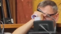 NEĆETE VEROVATI ŠTA ĆUTA RADI U SKUPŠTINI! Opozicionar šokirao ponašanjem