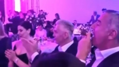 DVOSTRUKI ARŠINI Milo puši tompus dok se izvodi himna Crne Gore (VIDEO)