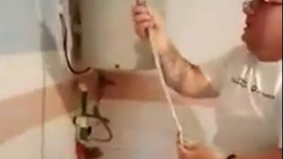 UŠAO U KADU I UMALO SE ONESVESTIO Strašno, pogledajte gde se zavukla zmija