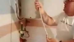 UŠAO U KADU I UMALO SE ONESVESTIO Strašno, pogledajte gde se zavukla zmija