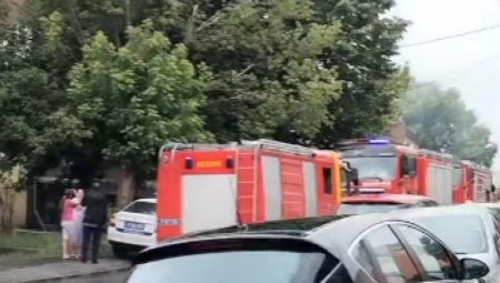 Gori stan u Jablaničkoj ulici! Starija žena unutra, vatrogasci se bore da je izvuku (VIDEO)