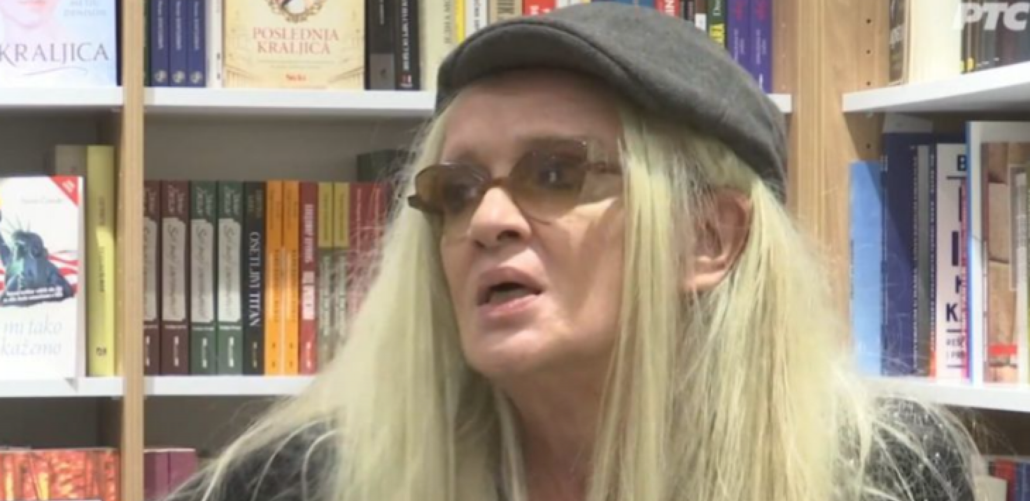 BEBI DOL SKRHANA STIGLA NA GROBLJE Pevačica neprepoznatljiva, ne može da sakrije tugu, oni su sve vreme uz nju!