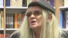 BEBI DOL SKRHANA STIGLA NA GROBLJE Pevačica neprepoznatljiva, ne može da sakrije tugu, oni su sve vreme uz nju!