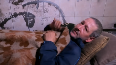 "ŽIVEO SAM U AUTU, ALI SU MI GA UKRALI" Saša dve godine spava u napuštenom tunelu, prolaznici vrše nuždu pored njega (VIDEO)